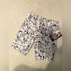 NWT | Avia | L/G (10-12) | White, Black & Grey